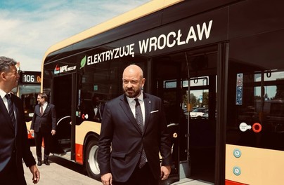Coraz bliżej start elektrycznych autobusów na lotnisko
