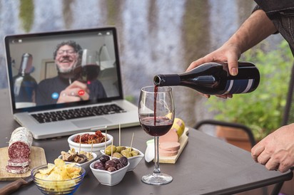 Alkohol koronavírus oltás előtt és után: ezért jobb, ha nem iszik