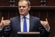 Premier Donald Tusk gestykuluje na mównicy Sejm