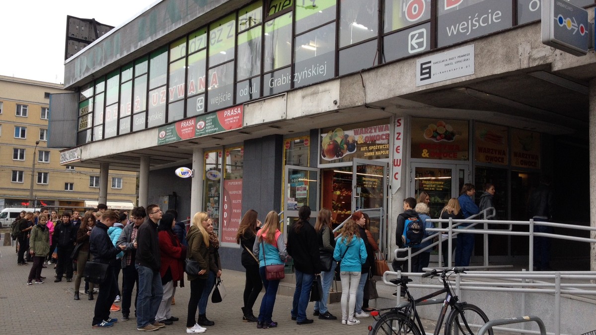 Na razie w większych kolejkach, niż kierowcy w korkach, stoją sami studenci, którzy od kilku dni ustawiają się po Urbancard na placu Legionów. Kartę trzeba wyrobić, bo bez niej ani rusz, jeśli chce się jeździć na zajęcia tramwajami i autobusami. Ale o powrocie żaków do Wrocławia niebawem przekonają się także kierowcy, bo coraz więcej studentów ma już samochód. Szacuje się, że naukę na uczelniach wyższych rozpoczęło 125 tysięcy osób. Większość z nich to przyjezdni.