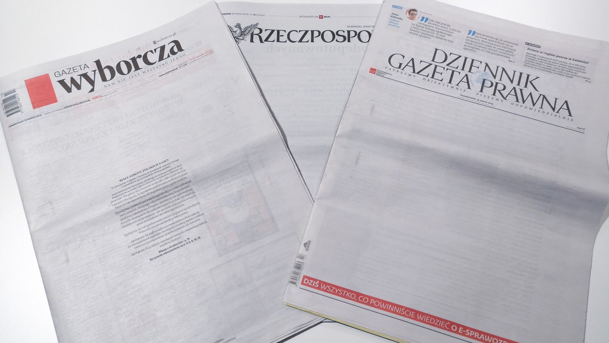 Dzisiejsze dzienniki, w tym m.in. "Rzeczpospolita", "Gazeta Wyborcza" i "Puls Biznesu", ukazały się z pustymi pierwszymi stronami. Wydawcy w ten sposób zaapelowali do polskich europarlamentarzystów o poparcie dyrektywy o prawie autorskim na jednolitym rynku cyfrowym.