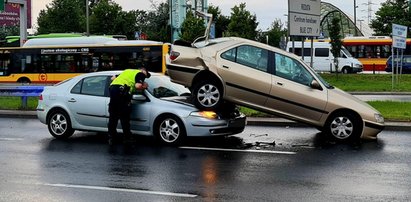 "Piętrowa" kolizja na Alejach Jerozolimskich. Jedno auto dosłownie wbiło się pod drugie!