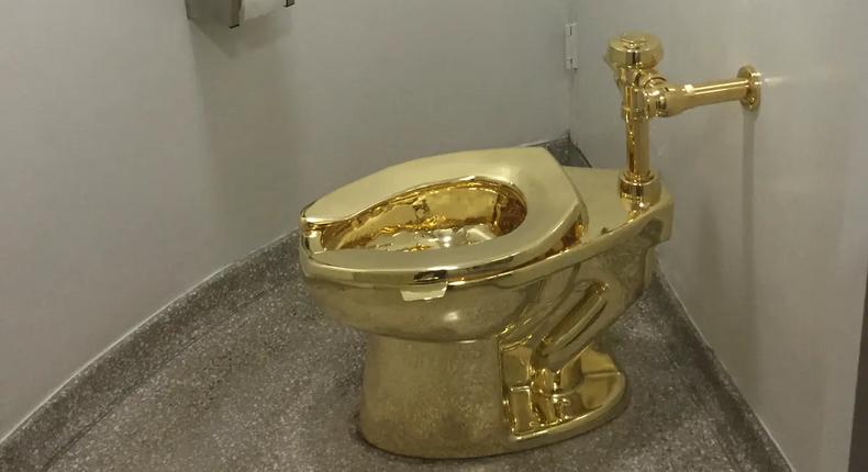 Vol de toilettes en or