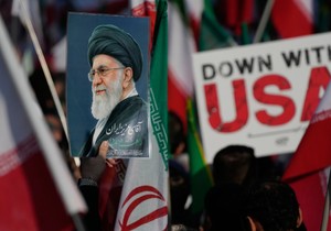 Teheran, Iran - poster pokojnog iranskog vrhovnog vođe ajatolaha Alija Hamneija i antiamerički transparent tokom sahrane za Alirezu Tangsirija, komandanta mornarice iranskog Korpusa islamske revolucionarne garde