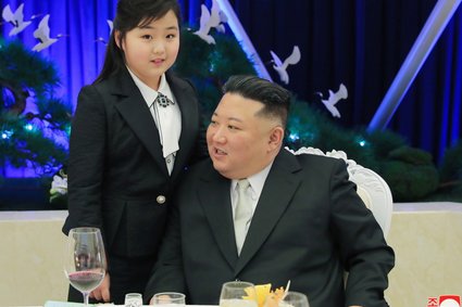 Kim Dzong Un przyprowadził córkę na spotkanie z generałami. Na kilku zdjęciach to ona jest w centrum uwagi