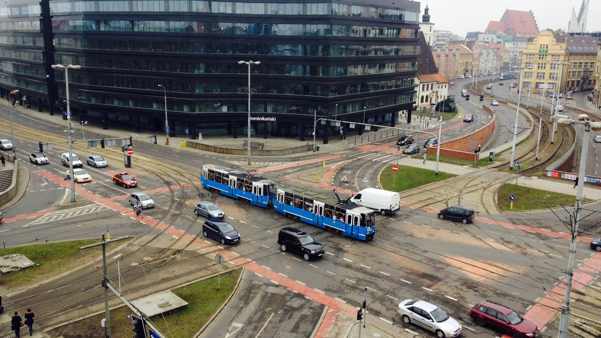 Wrocławscy aktywiści ze stowarzyszenia Akcja Miasto chcą, by na placu Dominikańskim na wysokości ulicy Piotra Skargi powstało nowe przejście dla pieszych. Petycja w tej sprawie trafiła już do urzędu. Oprócz wyznaczenia nowych pasów społecznicy chcą także likwidacji istniejącego przejścia podziemnego między IX LO a biurowcem "Dominikański".