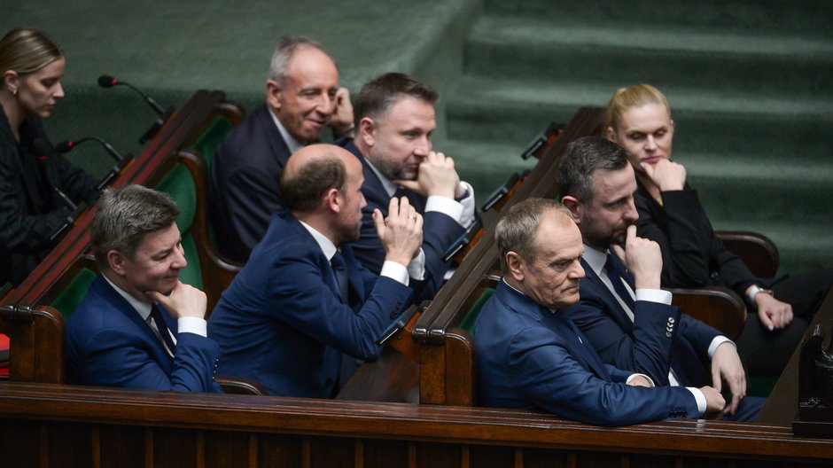 Premier Donald Tusk z częścią ministrów w Sejmie, 10.04.2024