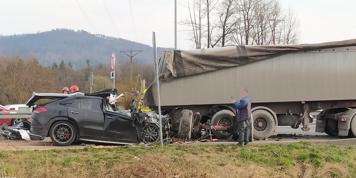 Luksusowy mercedes Ogrodowskiego wbił się w ciężarówkę. 