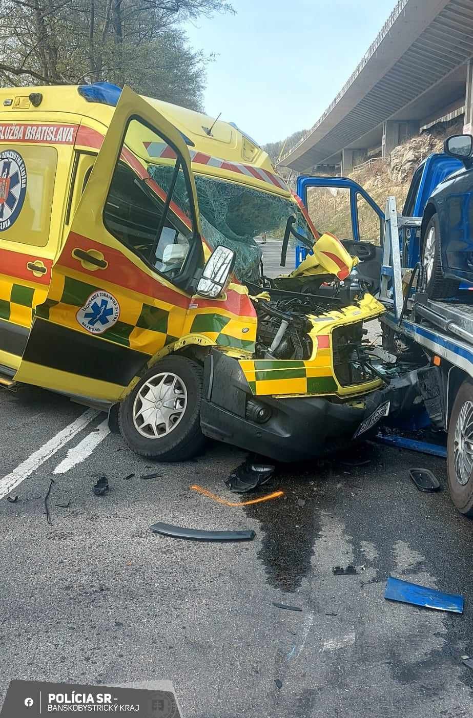 Pri obci Píla sa zrazila sanitka s odťahovkou.