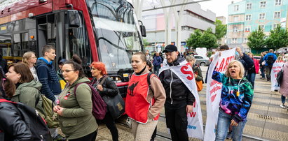 Strajk pracowników socjalnych MOPS w Łodzi. Zablokowali Stajnię Jednorożców. Tramwaje MPK jeździły z dużym opóźnieniem.