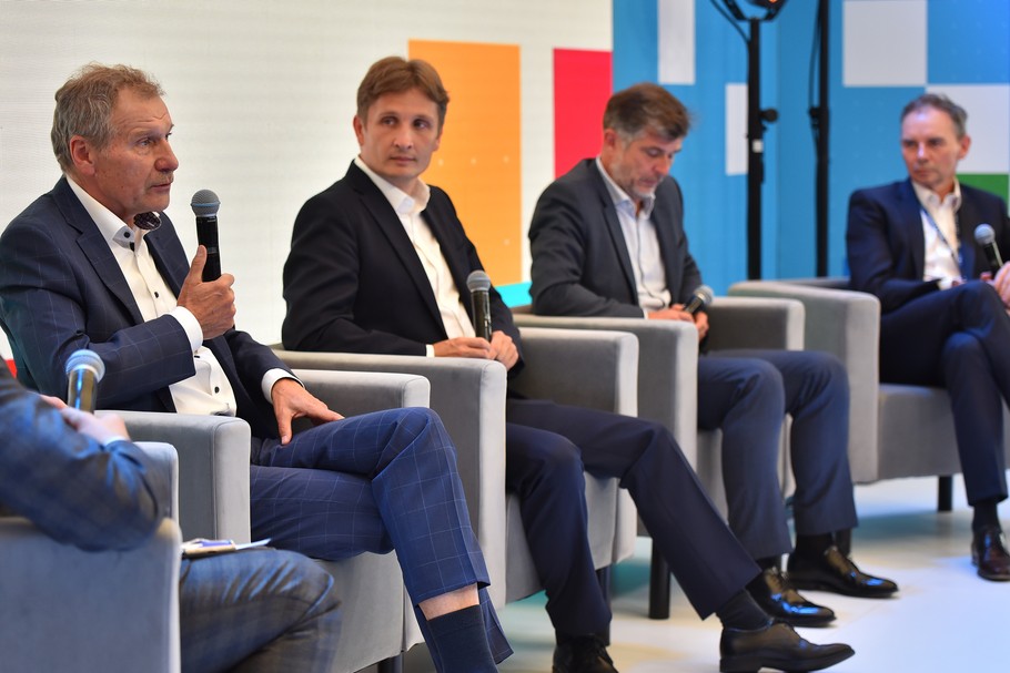 Od lewej: Krzysztof Silicki, NASK, Michał Kurek, KPMG, Bartosz Stębnicki, Microsoft, Mirosław Maj, fundacja Bezpieczna Cyberprzestrzeń. 