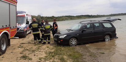 Auto potrąciło opalającą się kobietę. Nie miało kierowcy