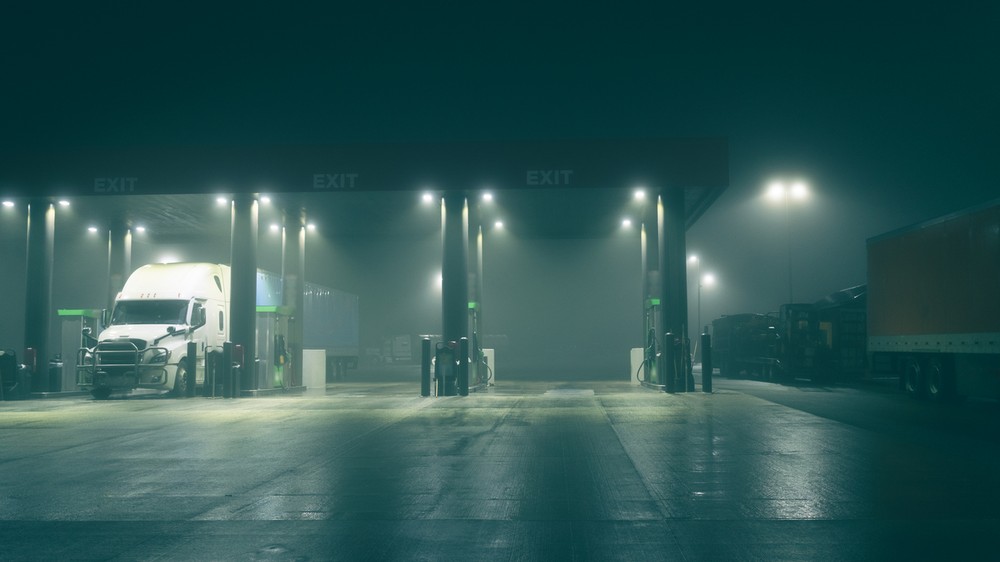 Čerpacia stanica v noci — nie každá pumpa ponúka rovnakú kvalitu paliva pre váš motor. 