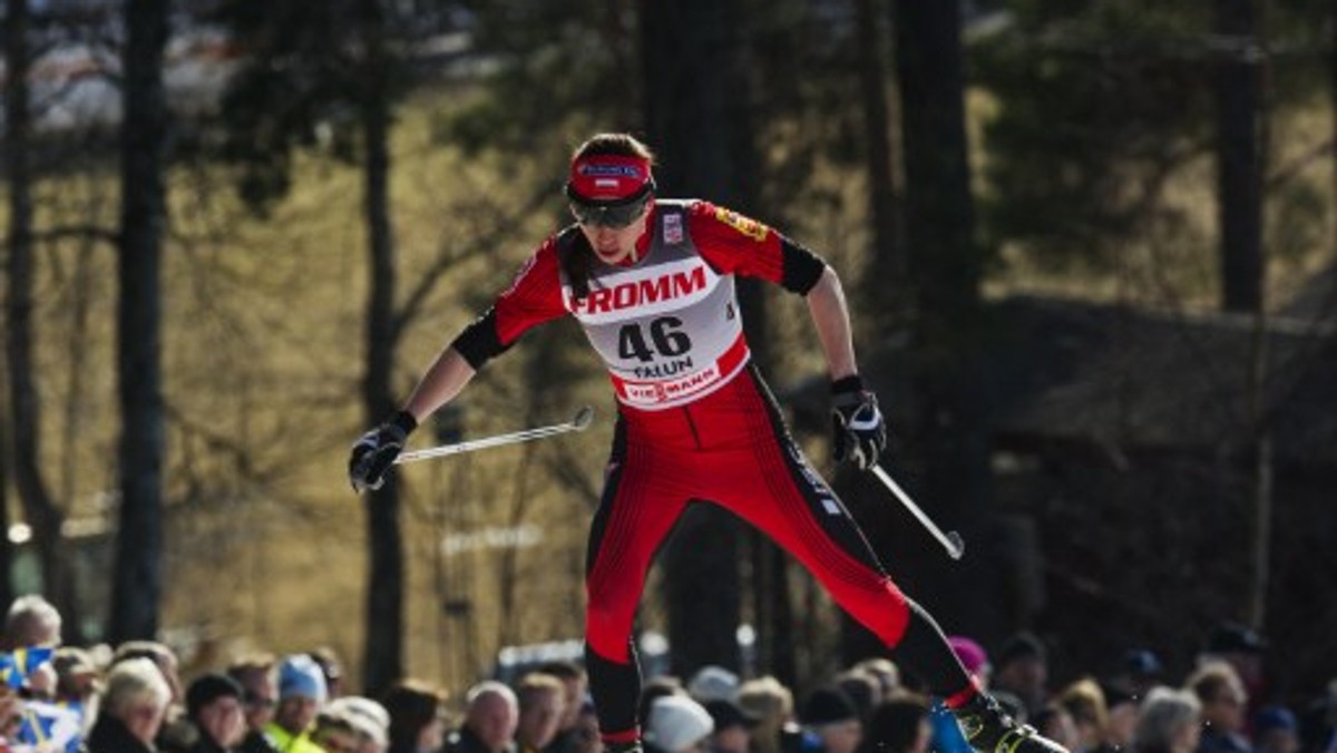 I znowu się zaczęło. Najpierw hałas o wyniki Plebiscytu "Przeglądu Sportowego", a teraz tego "onetowego". Jeden i drugi wygrała Justyna Kowalczyk. A ja tego zamieszania nie rozumiem. Kilka tygodni temu też nie rozumiałem. Krzysztof Materna, którego niektórzy może pamiętają sprzed bardzo wielu lat jako zabawnego gościa w parze z Wojciechem Mannem, komentował "przeglądowe" wyniki i stwierdził, że "sama pani Justyna nie czuje się komfortowo". Hę?! A dlaczego miałaby się czuć niekomfortowo jako Sportowiec Roku po raz czwarty z kolei w PS, a teraz drugi z rzędu w Onecie? To Justyna wtedy wysyłała smsy z Tesero przed podbiegiem pod Alpe Cermis, a teraz w Soczi siedziała przed komputerem? Bądźmy poważni...