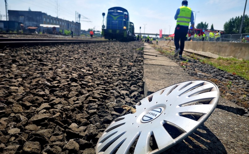 Pociąg jechał ok. 30 km/h i staranował auto, które utknęło na przejeździe między szlabanami. Skład zatrzymał się dopiero po ponad 60 m od chwili uderzenia. Samochód został kompletnie zmiażdżony. Warto wiedzieć, że rozpędzony skład towarowy hamuje do zera na odcinku ponad 1,5 km