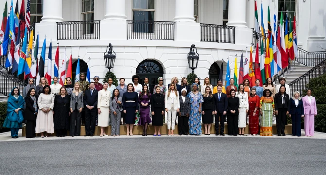 Melanija Tramp u društvu prvih dama i gospode iz više od 40 zemalja