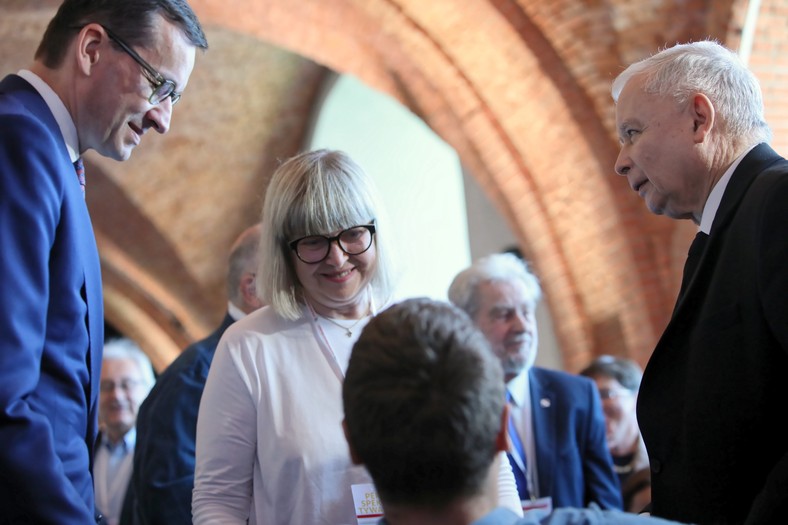 Jarosław Kaczyński, Mateusz Morawiecki i Anna Bielecka podczas uroczystości wręczenia Nagrody im. Prezydenta Lecha Kaczyńskiego, 9 czerwca 2019 r.