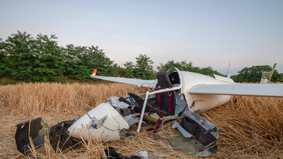 Baleset Apostagnál – Katika a kombájnban ült, amikor rájuk zuhant a gép: „A fejemre esett egy repülő”