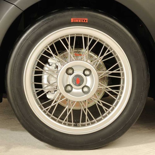 ...nawinięto na szprychowe felgi Borrani w stylu retro. Hamulce z półek Brembo.