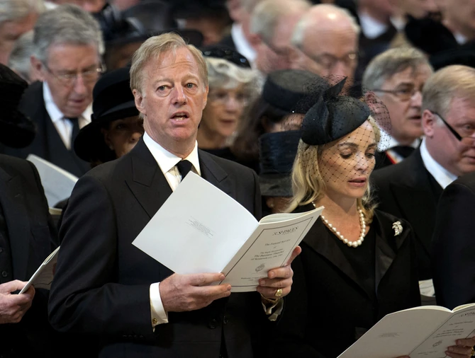 Mark Tačer sa suprugom Sarom na sahrani svoje majke