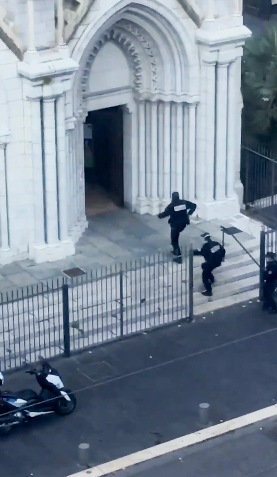 Policijske snage ulaze u crkvu   