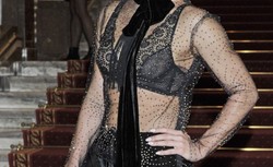 Do opery ze stanikiem na wierzchu. Aktorka z "Botoksu" zaszalała...