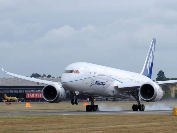 Boeing 787 Dreamliner 7 ląduje