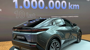 rekord od 26 lat. tyle pensji kosztuje nowe auto. toyota sprzedaje ich 459 dziennie