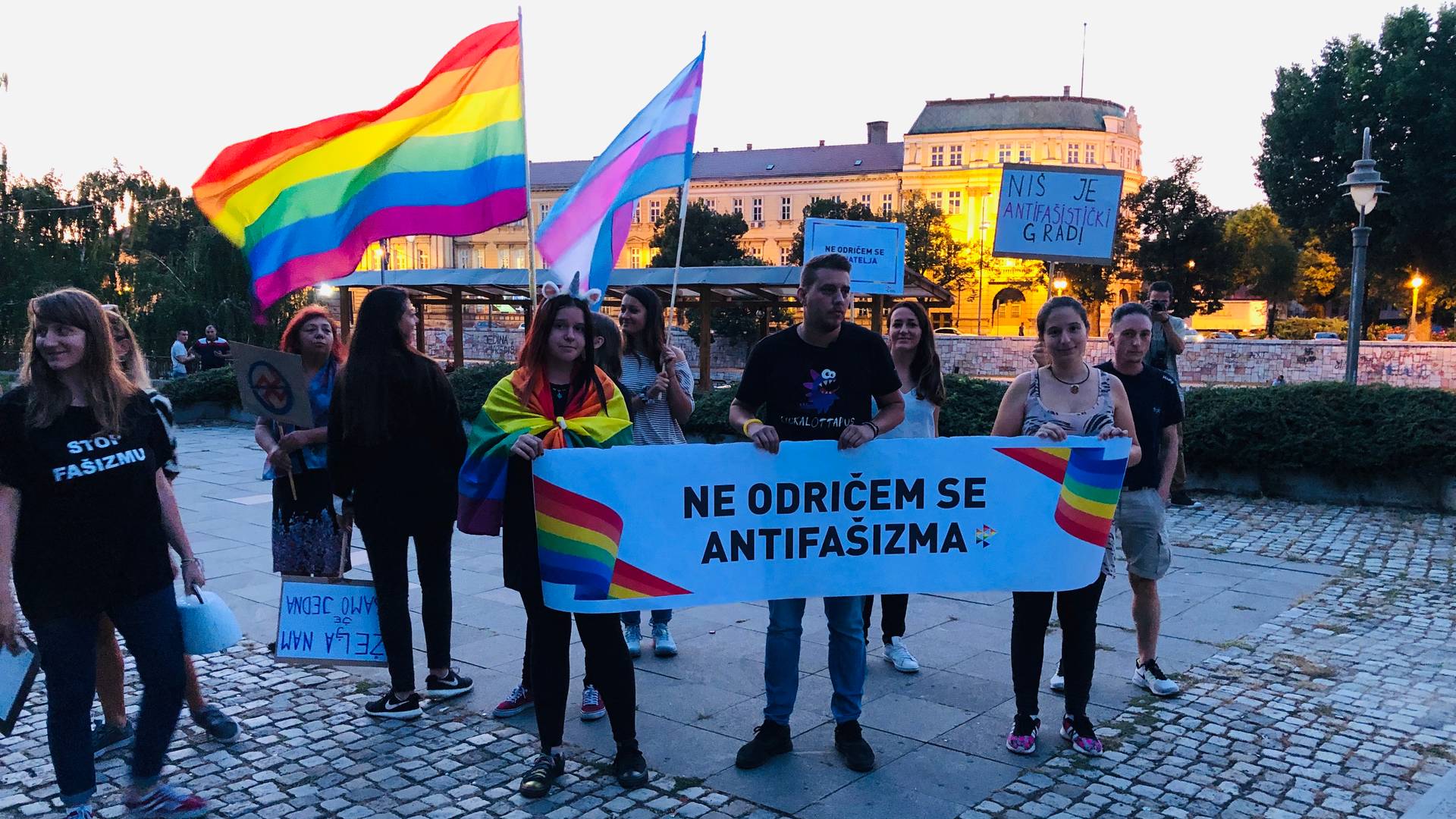 Nakon evakuacije aktivista Prajda LGBT zastave se i dalje vijore Srbijom