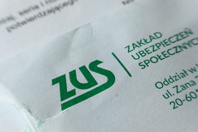 ZUS przestał wysyłać listy. Prognozy emerytur 2025 tylko na PUE. Co wynika z nowych danych?