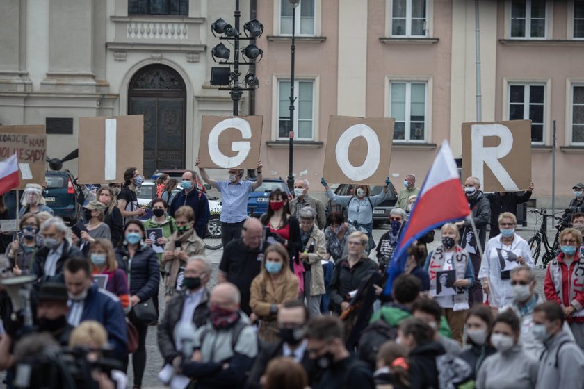 Demonstrujący przed Sądem Najwyższym 8 czerwca