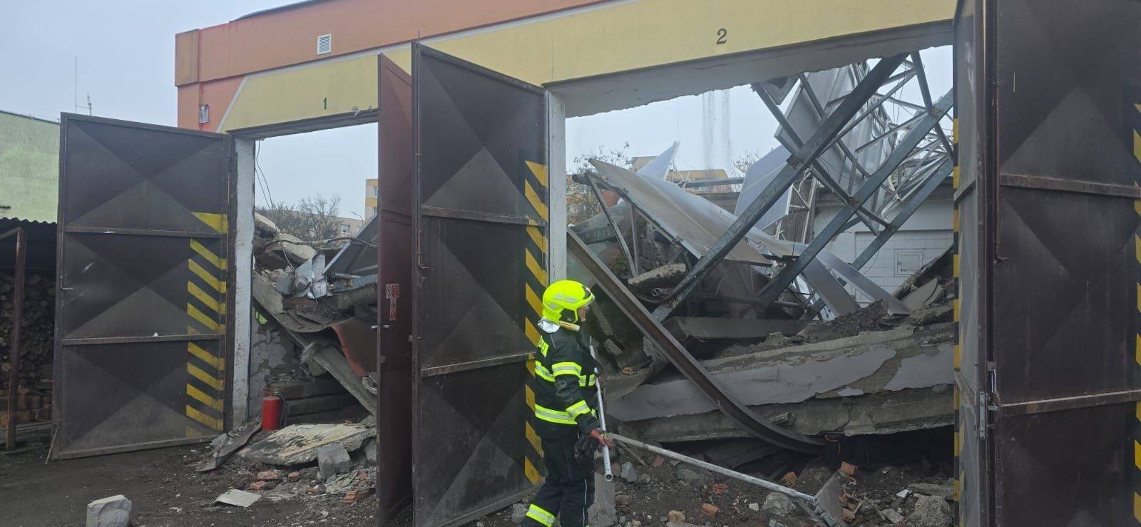 Pád strechy vo Veľkých Kapušanoch.