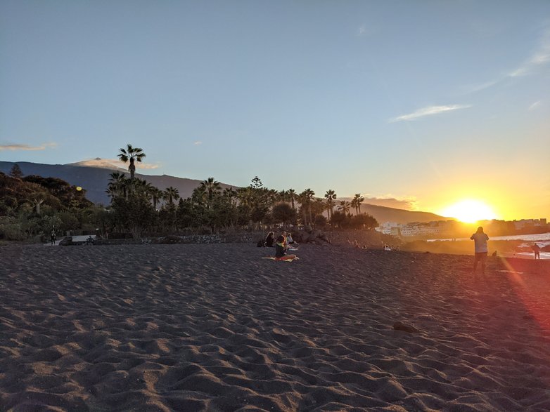 Teneryfa. Zachód słońca na plaży w Puerto de la Cruz. 