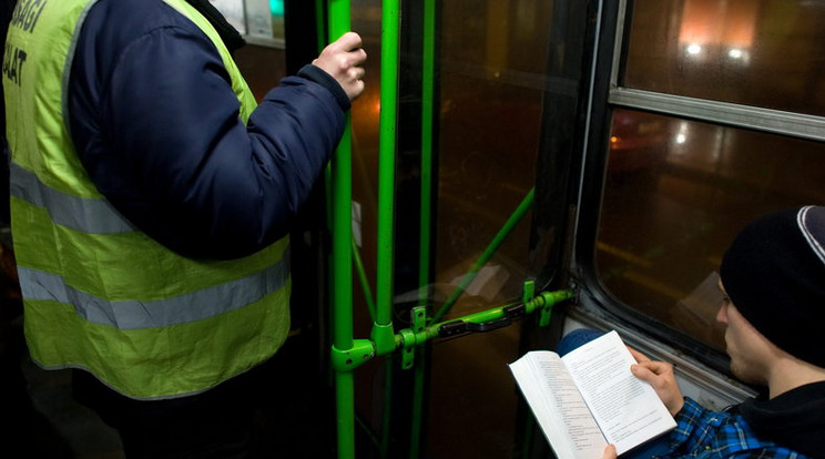 Átlagosan kétnaponta esnek a BKV dolgozóinak az utasok /Fotó: MTI Kollányi Péter