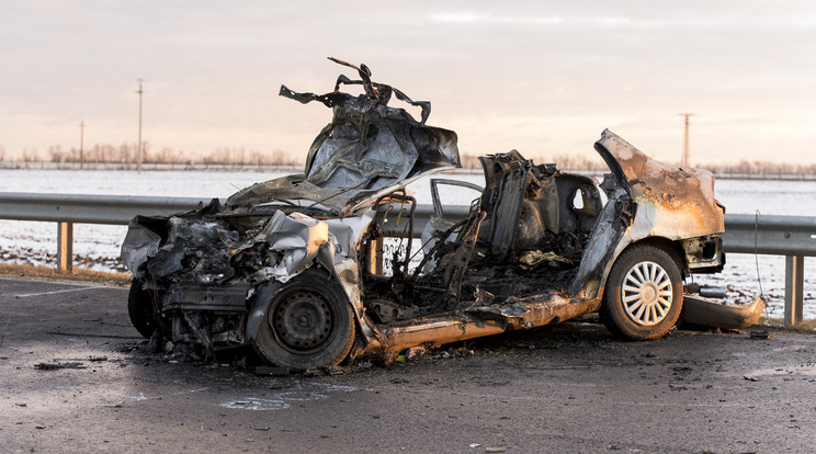 Esélye sem volt a családnak kimenekülni a lángoló autóból, amely teljesen kiégett /Fotó:MTI-Krizsán Csaba 