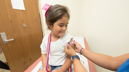 Már kisgyerekeken és csecsemőkön is tesztelik a Moderna-vakcinát