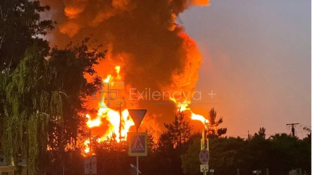 Fotografija navodnog ukrajinskog napada na rusko skladište nafte u gradu Ust-Labinsku u Krasnodarskom kraju Rusije 