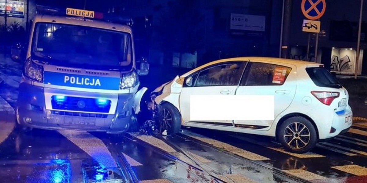 Toyotą wjechał w radiowóz. Ranni policjanci