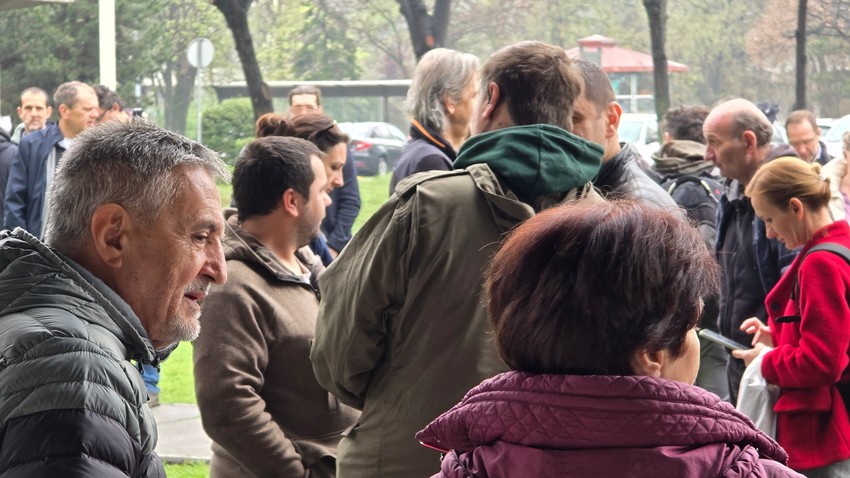 Okupljanje građana pred sednicu gradske opštine Novi Beograd