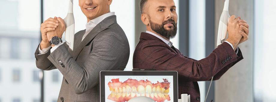 Jakub Szymaniak (z lewej) i Grzegorz Romek przez wiele lat uczyli branżę stomatologiczną zalet cyfryzacji. Teraz zaczynają zbierać żniwo swojej pracy