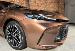 Nowy sedan Toyoty wygląda świetnie. Hybryda 5. generacji hitem