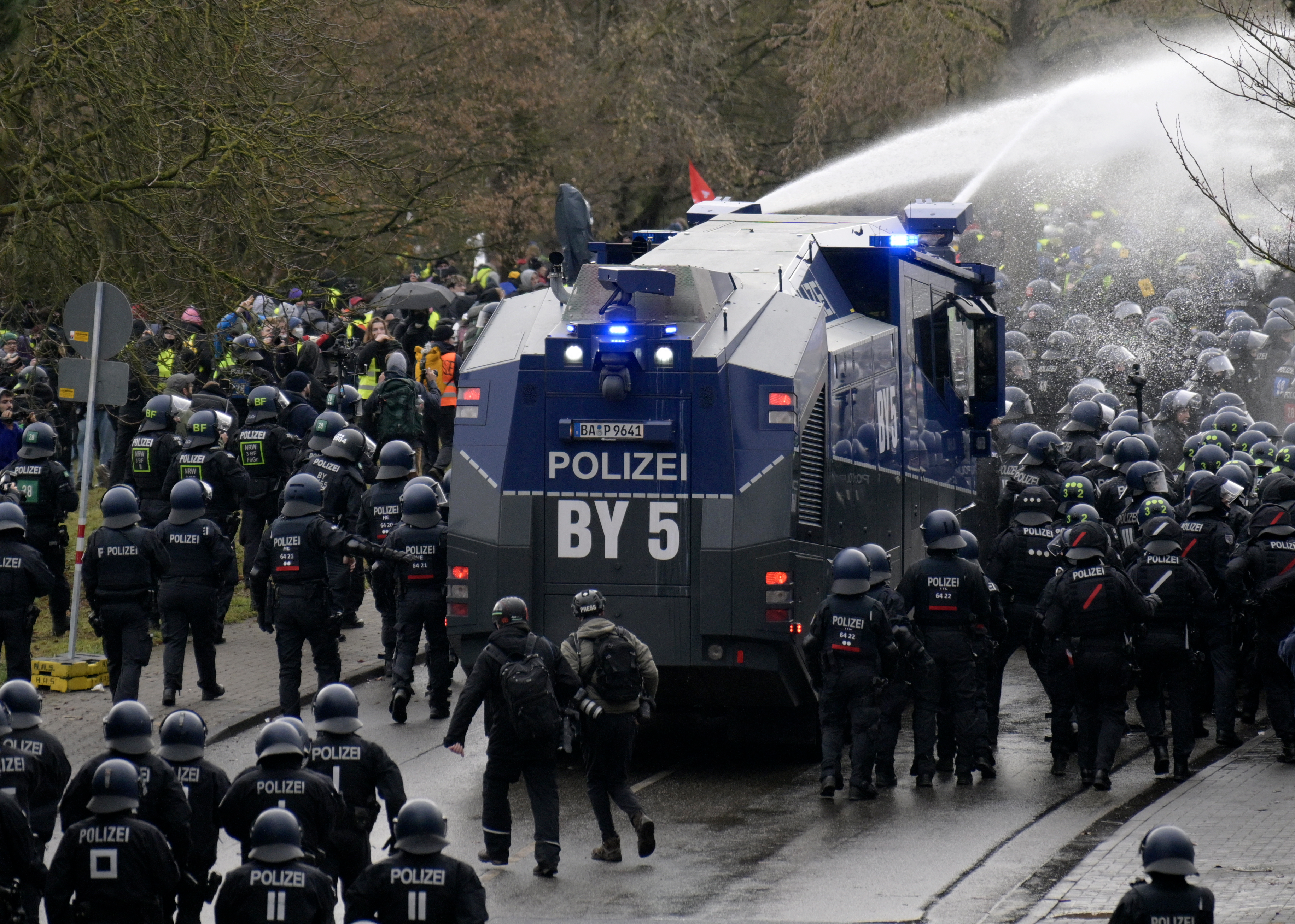 50.000 gegen AfD-Jugendorganisation: Politiker attackiert, Wasserwerfer-Einsatz