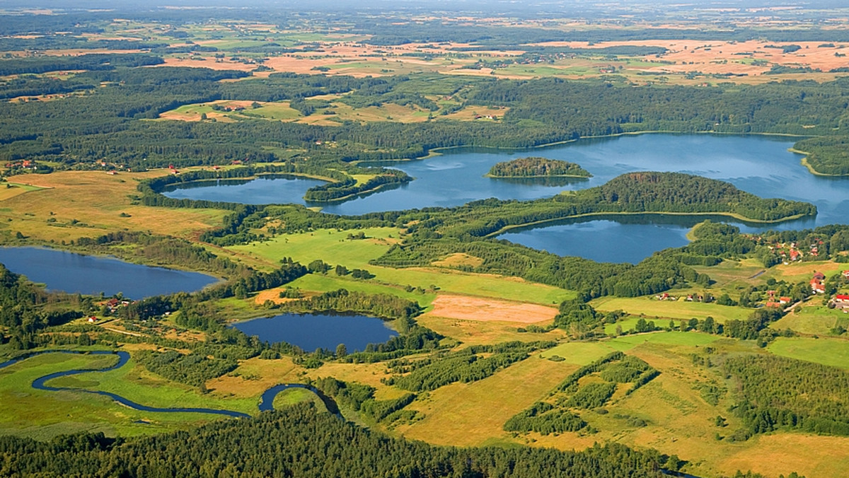 Warmia to kraina dla ludzi z charakterem. Takich, co to nie boją się czarownic i mrocznych tajemnic, ciekawi są zagadek astronomii i alchemii, nie ulękną się niezmierzonych ostępów leśnych, a równocześnie uwielbiają zabawę z rozmachem - jak na przykład całodzienne objadanie się czekoladą czy nocne maratony kabaretowe na dziedzińcu zamkowym.