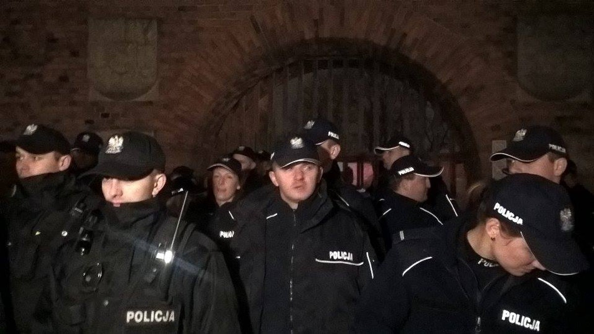 Około stu osób protestowało przed Wawelem. Demonstranci zablokowali wjazd limuzyny prezesa PiS na zamek. Protestujący położyli się na drodze. Musiała interweniować policja, która siłą usuwała mieszkańców Krakowa.