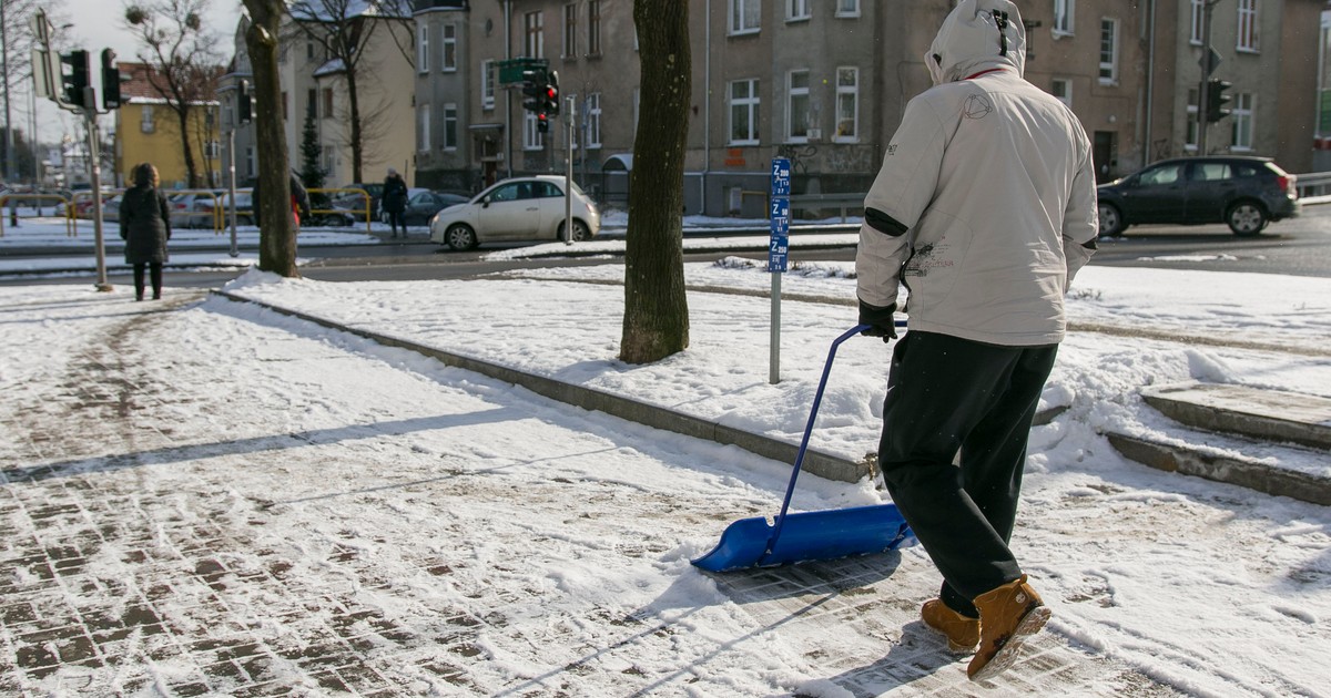 Szukają ludzi do odśnieżania. Takie pieniądze za godzinę, ale "chętnych brak"