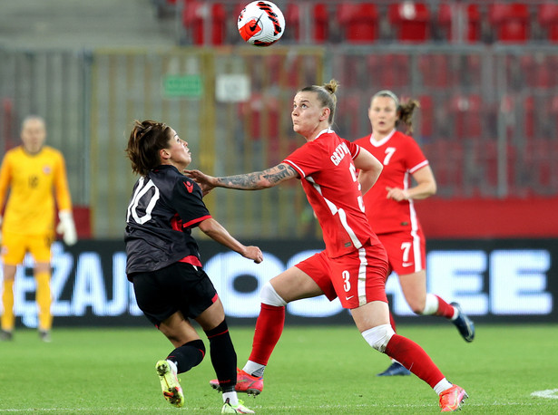 Polka Sylwia Matysik (P) i Albanka Lucie Gjini (L) podczas meczu eliminacyjnego piłkarskich mistrzostw świata kobiet