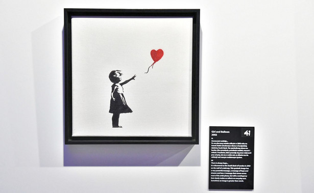 Praca pt. „Girl with Balloon” na wystawie „The Art of Banksy. Without Limits” w Centrum Praskim Koneser w Warszawie PAP/Andrzej Lange