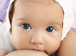 Dzieci dłużej karmione piersią lepiej się uczą