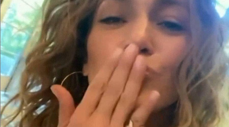 Jennifer Lopez puszit dob a rajongóknak / Fotó: Instagram