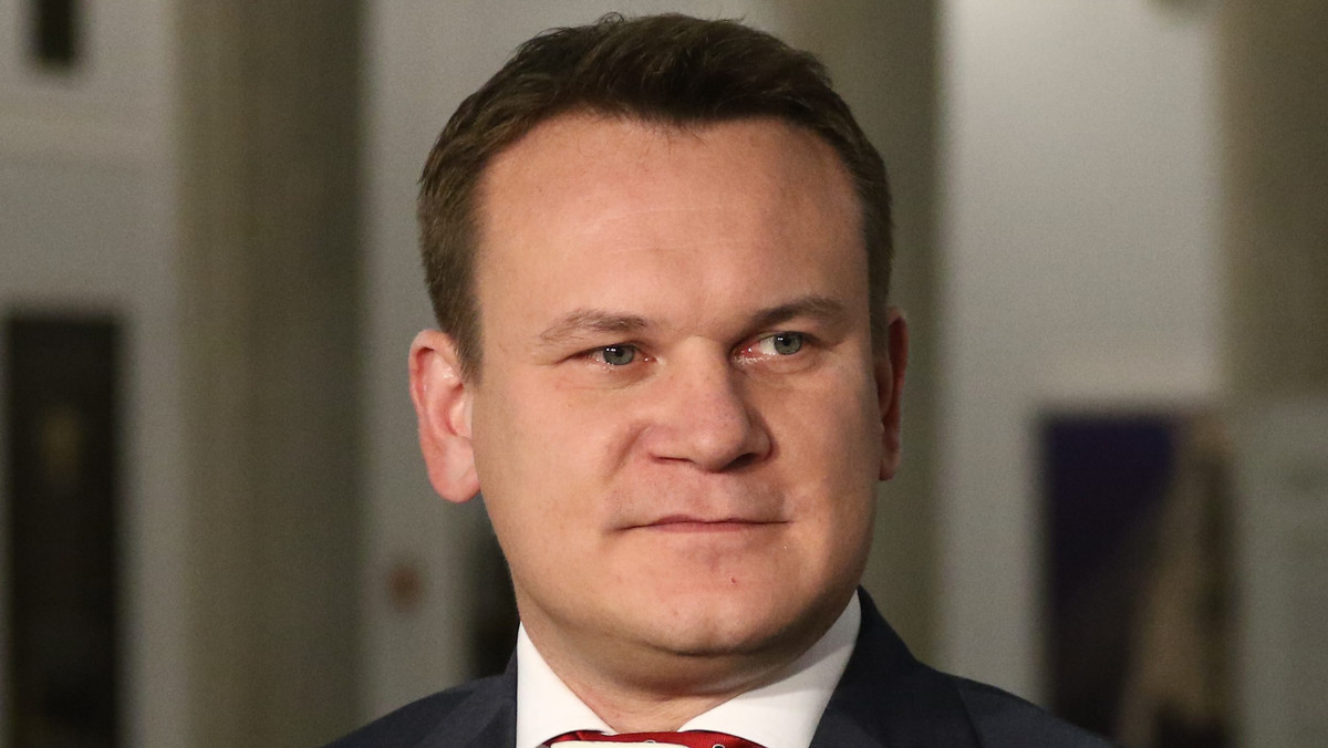 Dominik Tarczyński wezwał na Twitterze do składania pozwów przeciwko Parlamentowi Europejskiemu. W przyjętej dziś rezolucji europosłowie poprosili polski rząd o potępienie "ksenofobicznego i faszystowskiego" marszu niepodległości. Poseł PiS wzywa wszystkich, którzy czują się urażeni określeniem "faszysta" do składania pozwu.